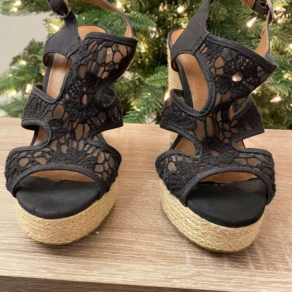 Black wedges